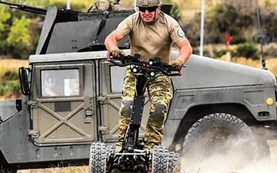 美军测试四轮军用电动滑板车 车身坚固重达200公斤