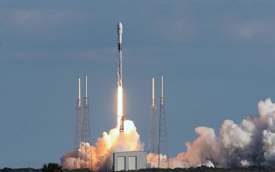 SpaceX发射第五批星链卫星 猎鹰9号火箭回收意外坠海