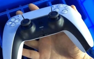 索尼PS5手柄实物照片曝光 体积暴增但手感貌似还不错