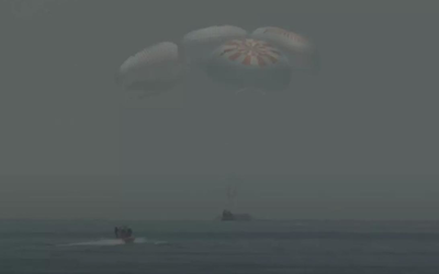 SpaceX载人龙飞船成功返回地球 海面溅落的形式降落